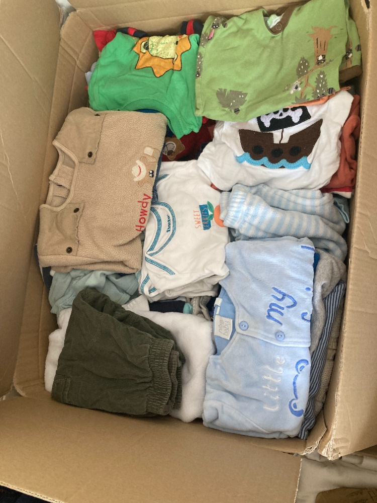 krabice oblečení pro chlapečka