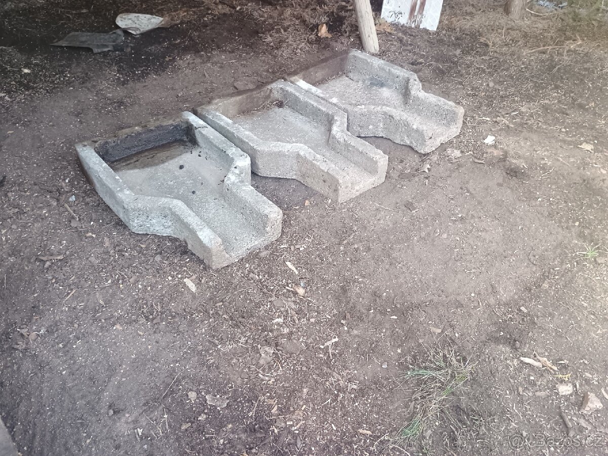 Betonový žlab pod okap