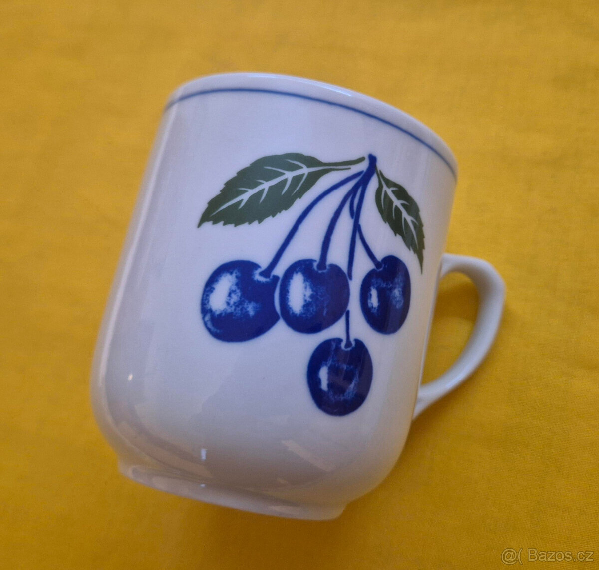 Hrnek modré třešně porcelánový
