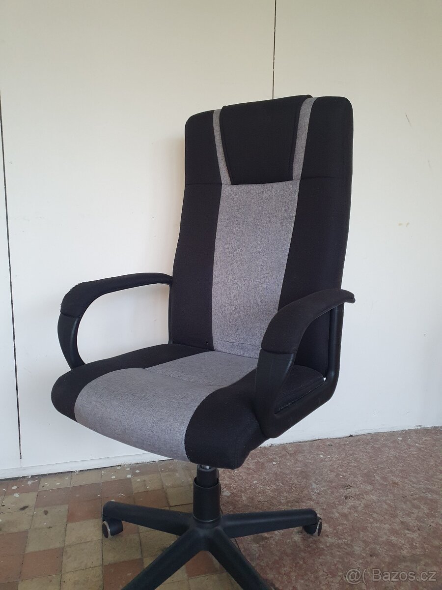 Černá kancelářská židle s polstrováním