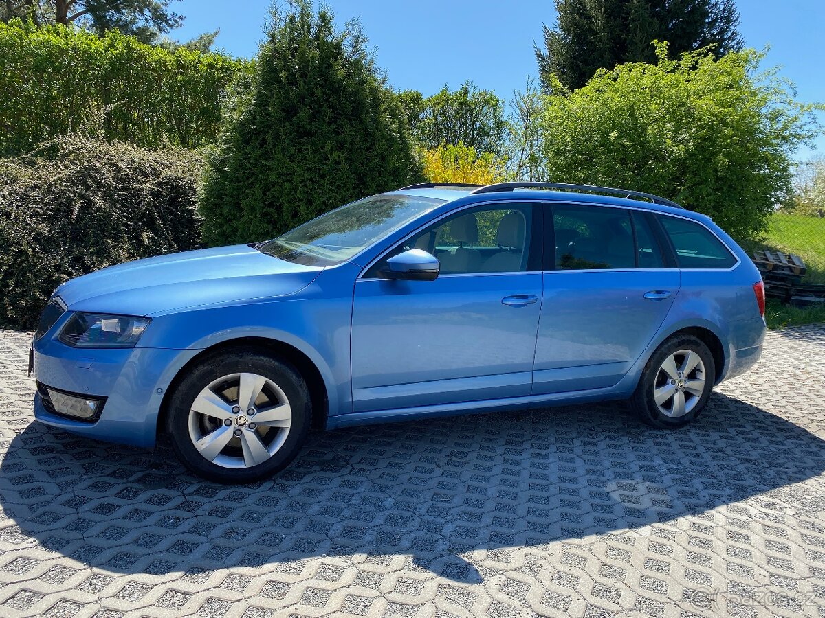 Prodáme naší Ocatavii Combi - bílá kůže, panorama, DSG