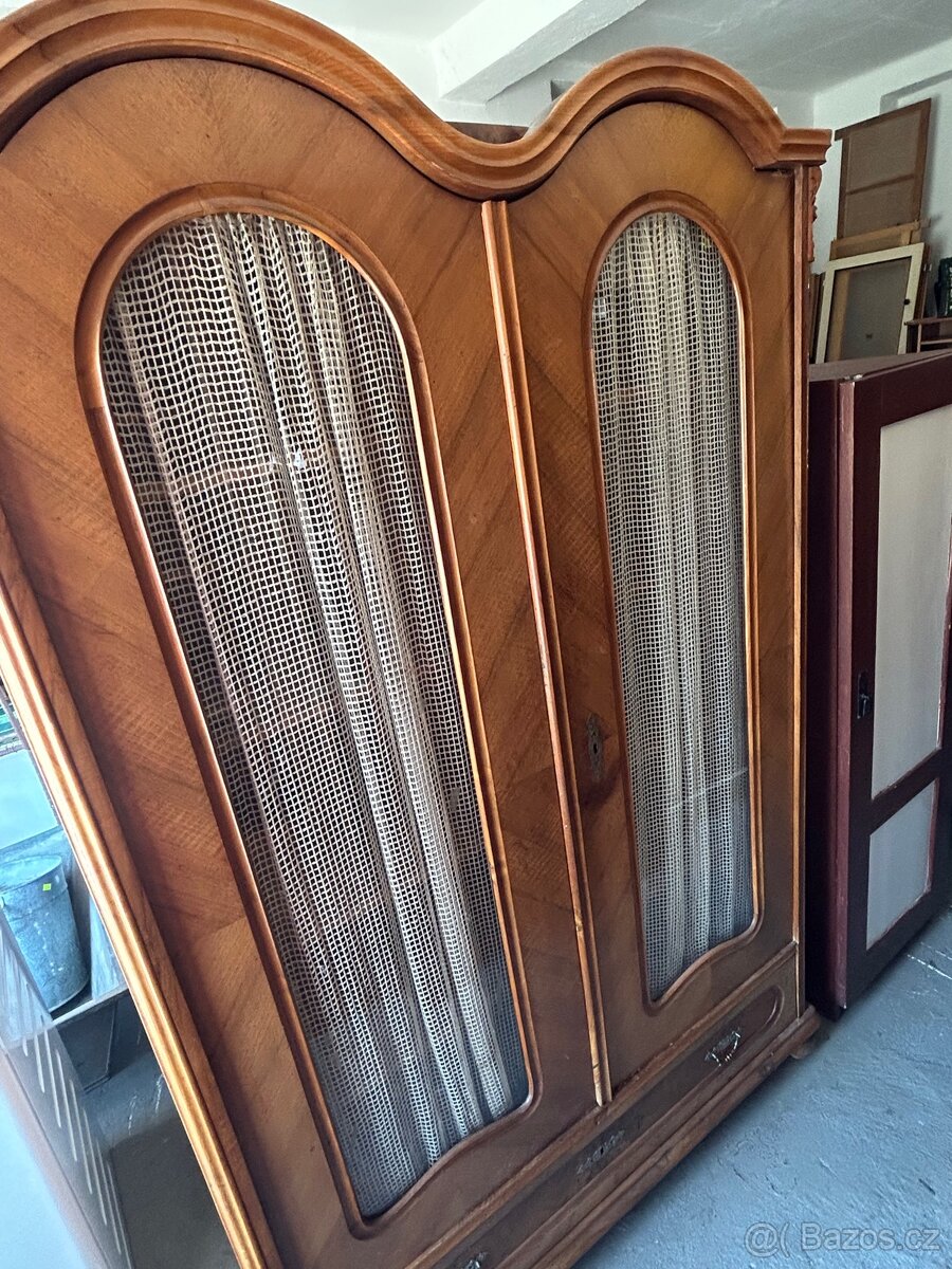 Elegantní historická skříň kvalitní zpracování