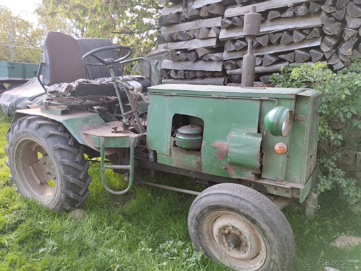 malotraktor domácí výroby s vlečkou