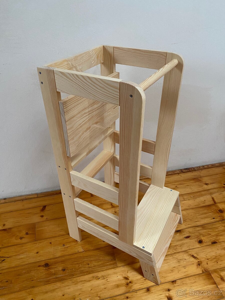 Masivní učicí věž
