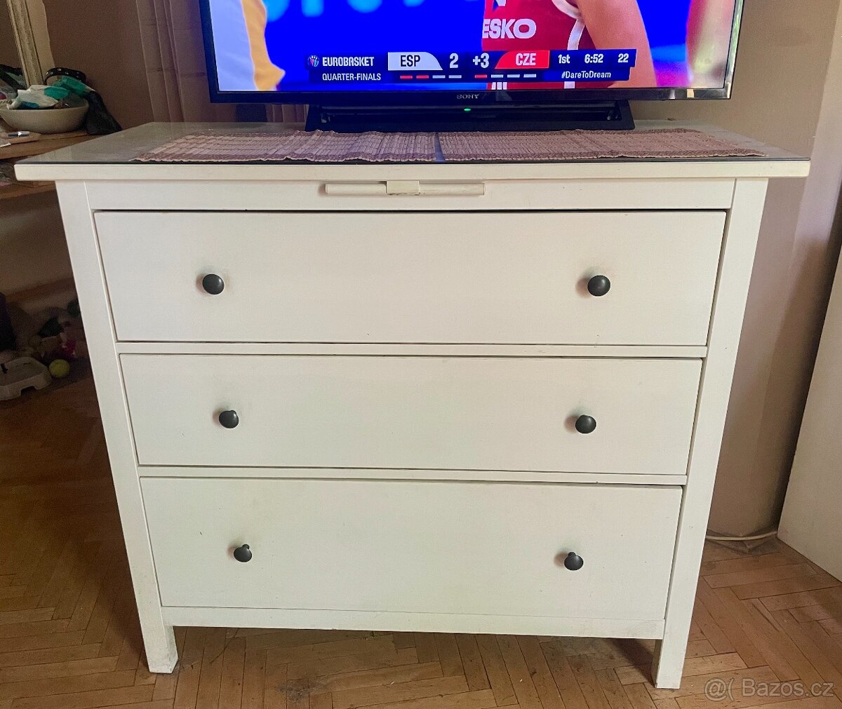 Komoda IKEA Hemnes se sklem a světlem osram.