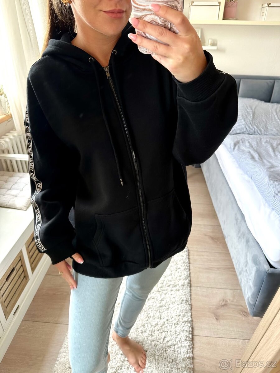 GUESS ČERNÁ MIKINA S KAPUCÍ