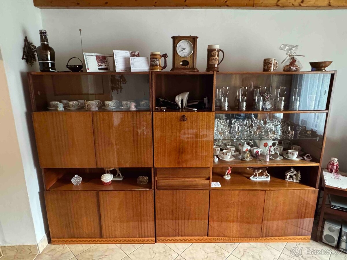 stará obývací stěna