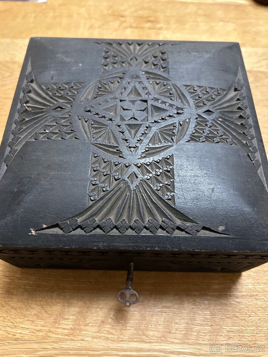 Černá dřevěná starožitná skříňka