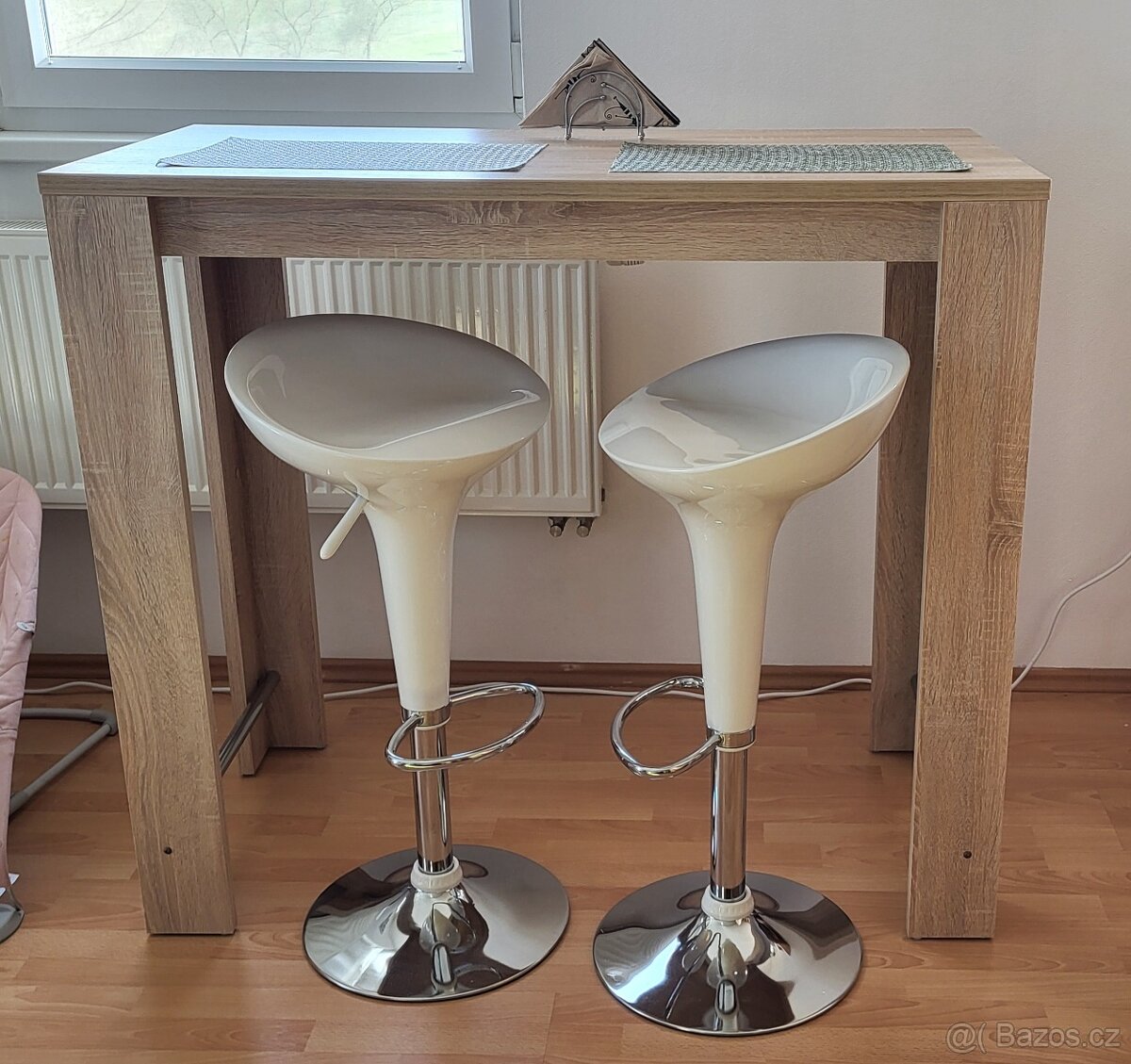 Barový stůl se dvěma židlemi