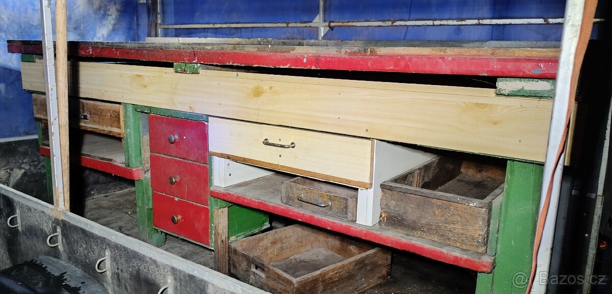 Pracovní dřevěný stůl (ponk)