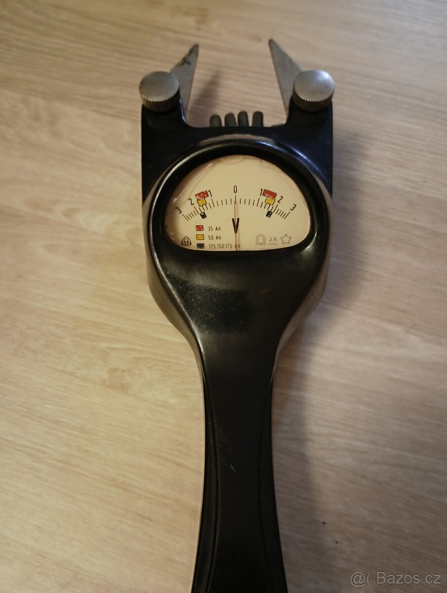 Voltmetr