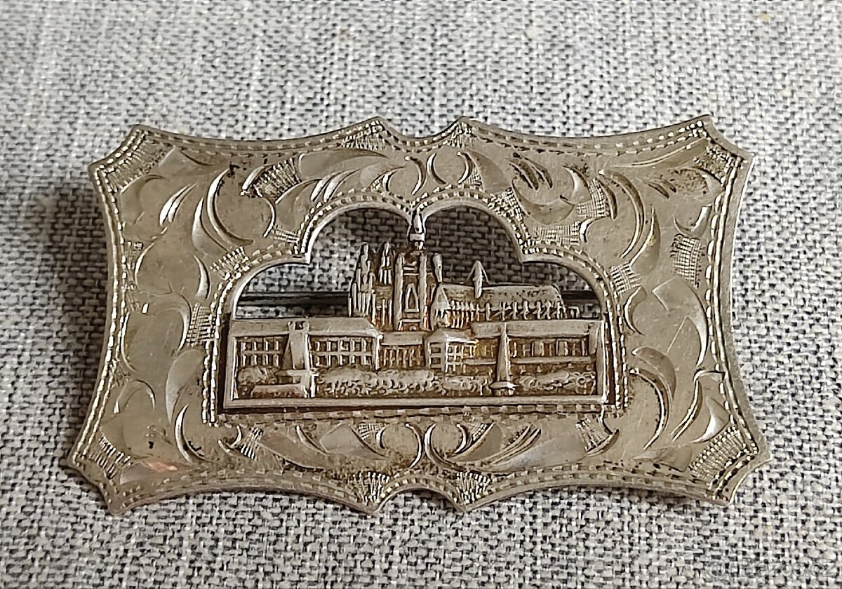 Krásná starožitná gravírovaná brož /PRAHA/.