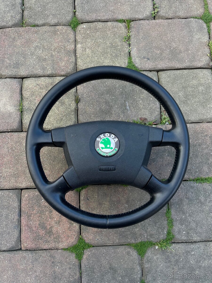 Čtyřramenný kožený volant Škoda Fabia