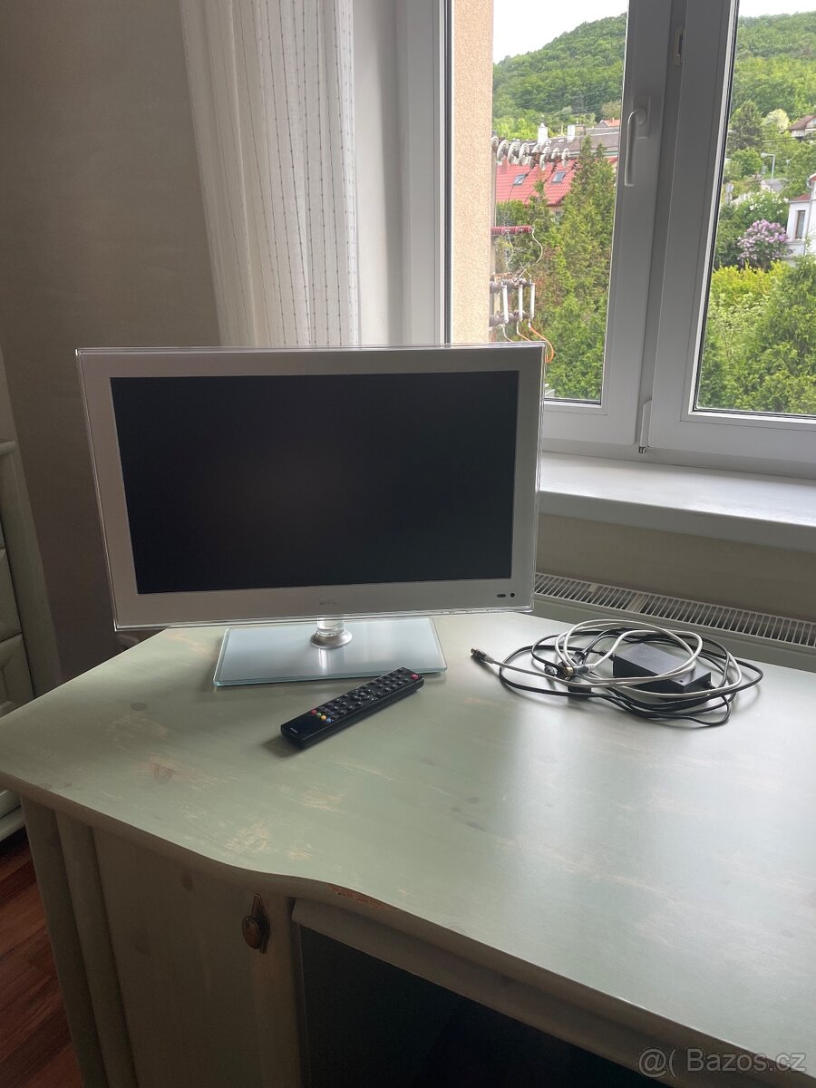 Malá televize JVC na nožičce