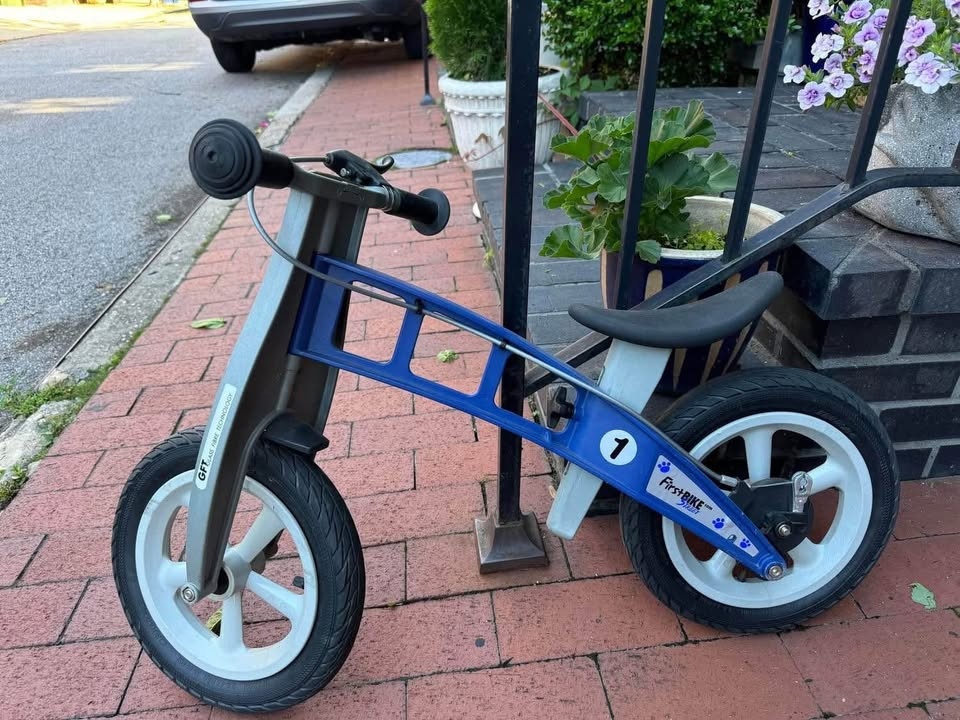 First bike modrý