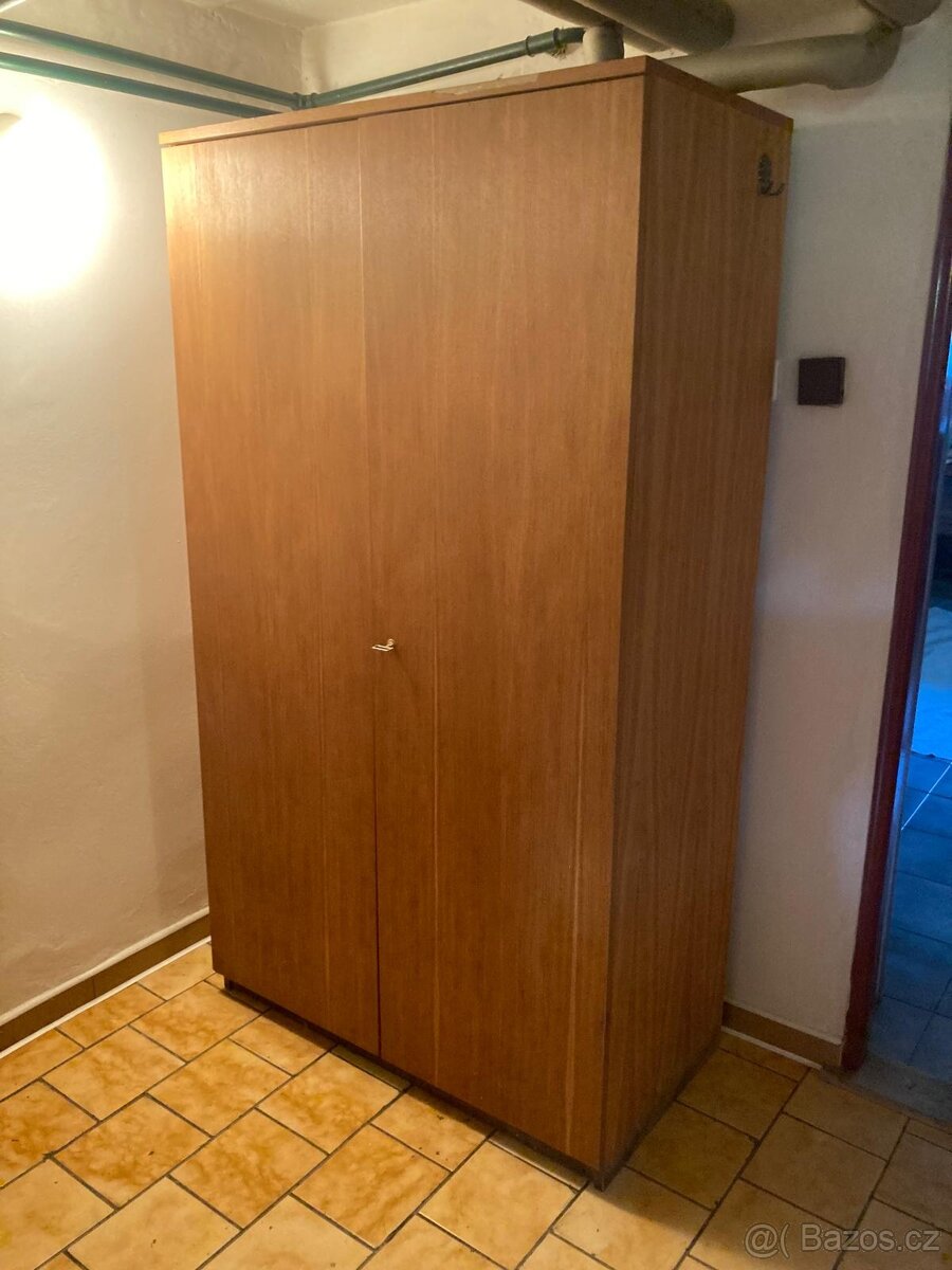 Prodám dřevěnou skříň