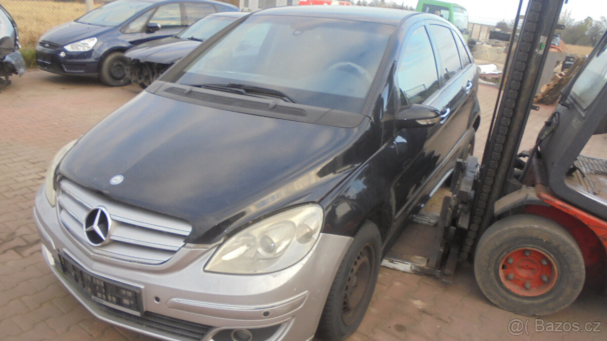 Prodám náhradní díly z Merces Benz B 200D