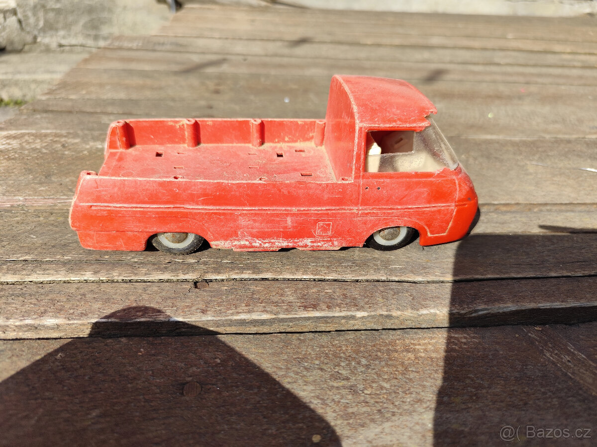 Stará retro hračka - model Škoda 1203