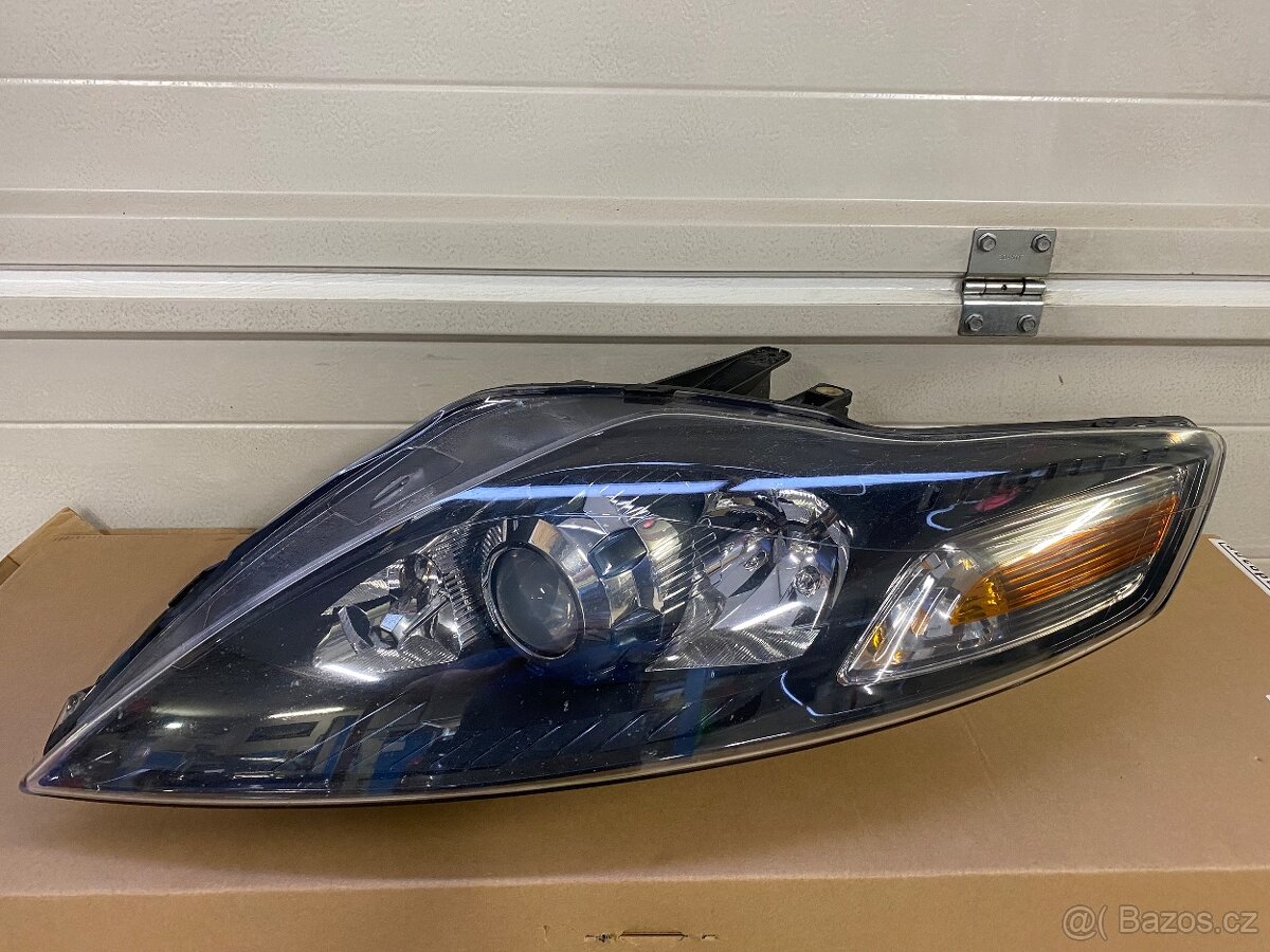 Ford Mondeo levý xenon černý"