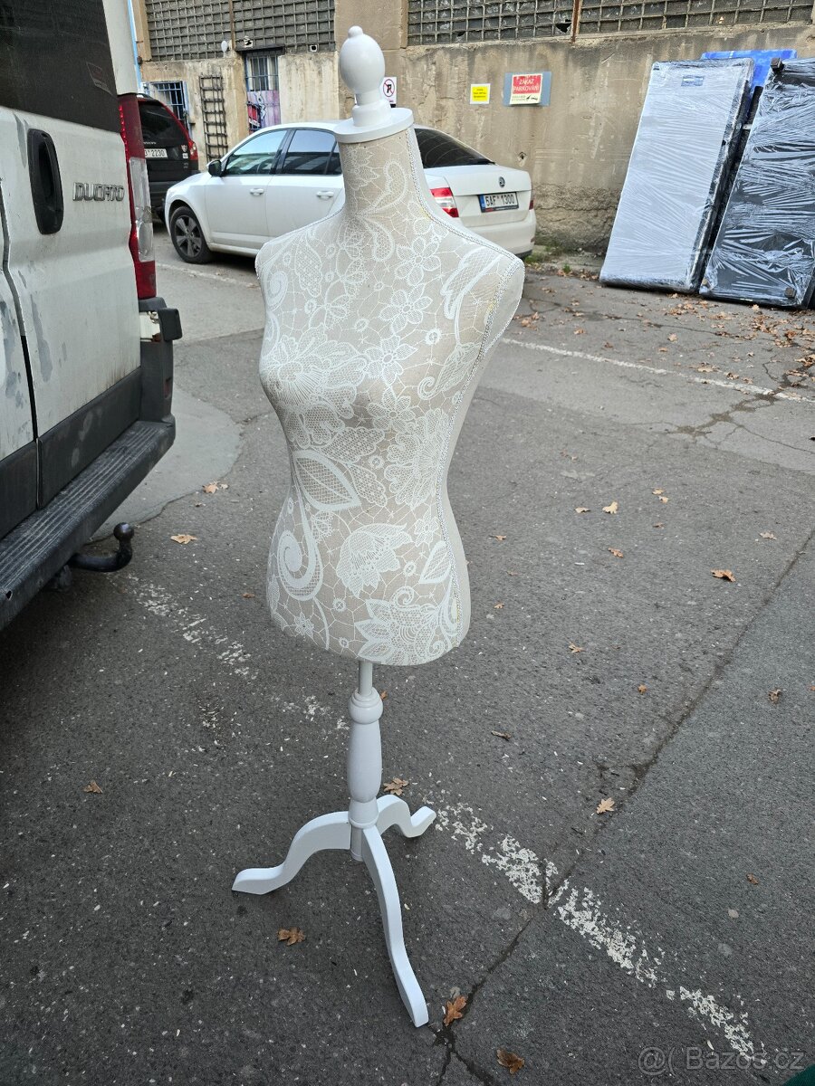 Stojan na oblečení 30x30 výšká 140 cm