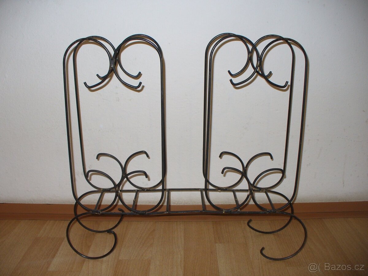 retro stojánek na noviny