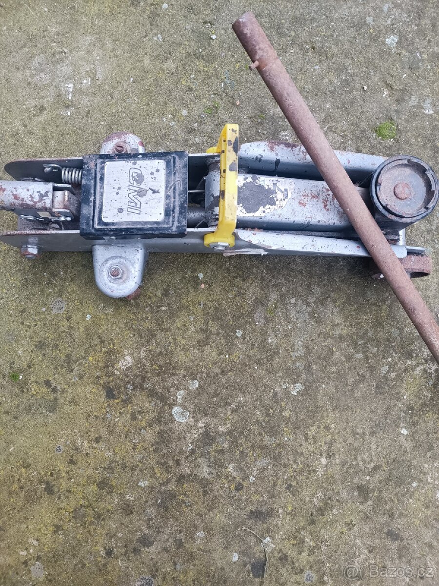 Hydraulický pojízdný  zvedák