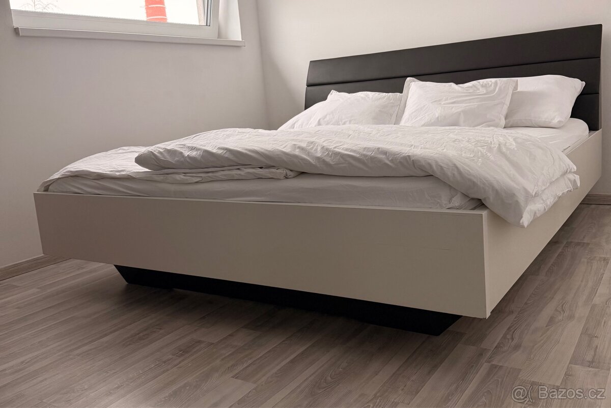 Postel 180×200 – moderní, pevná, bez roštu – TOP stav