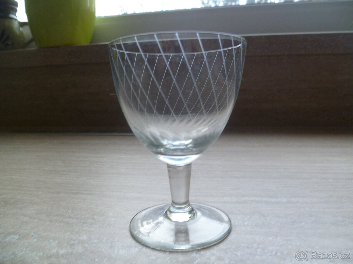 Skleničky na víno 4 ks levně