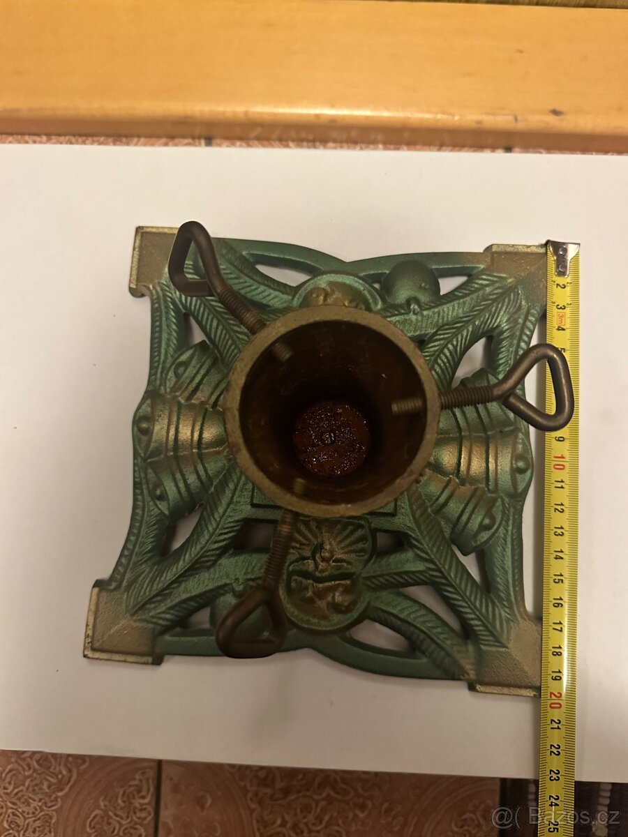 Litinový stojan na vánoční stromeček