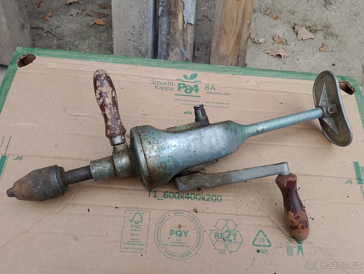 Retro historická vrtačka na ruční pohon