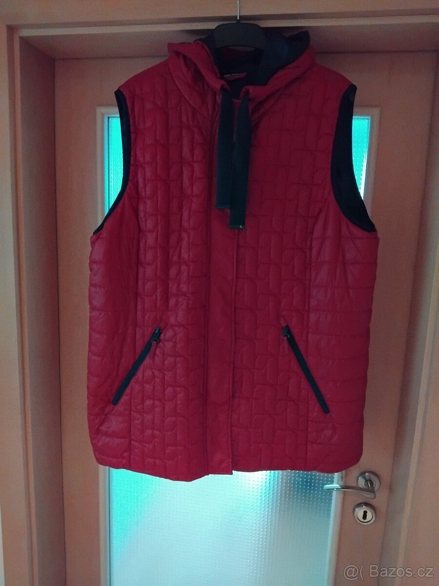 Červená prošívaná vesta s kapucí vel.L