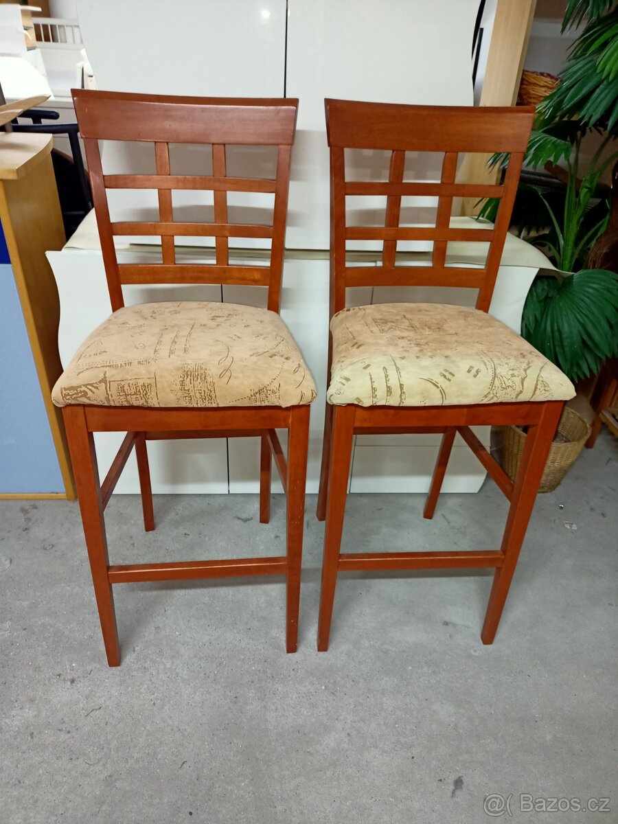 Prodám 2 x hezké velké barové židle z masivu