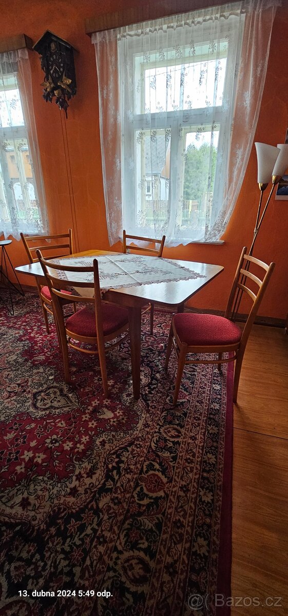 Prodám jídelní stůl a židle z roku 1950