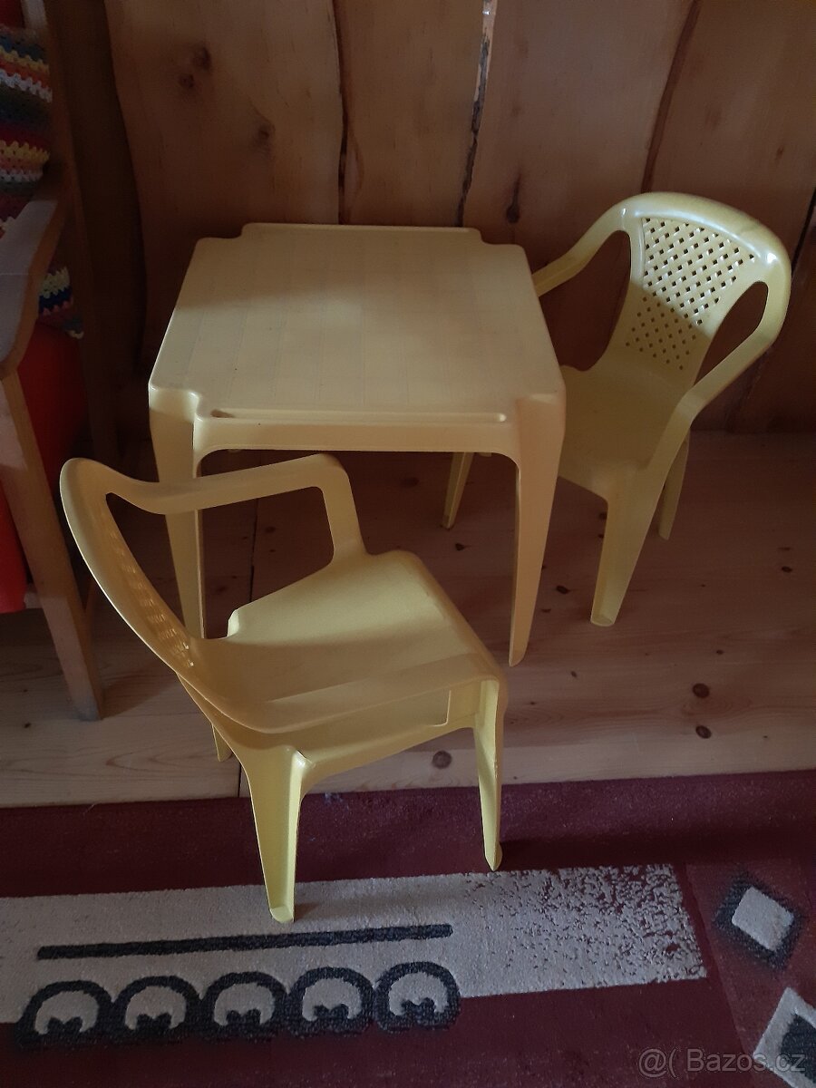 stolek + 2 židličky