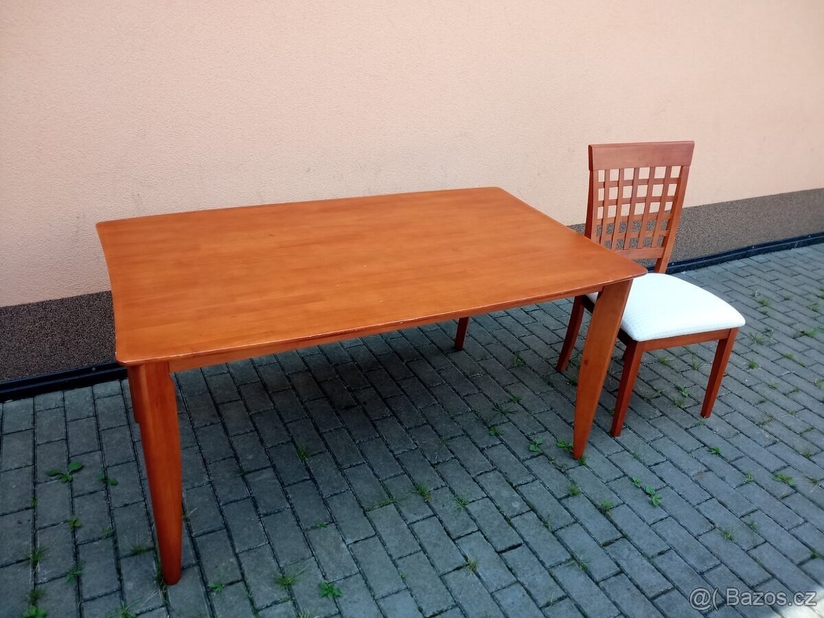 Jídelní stůl + 4 židle