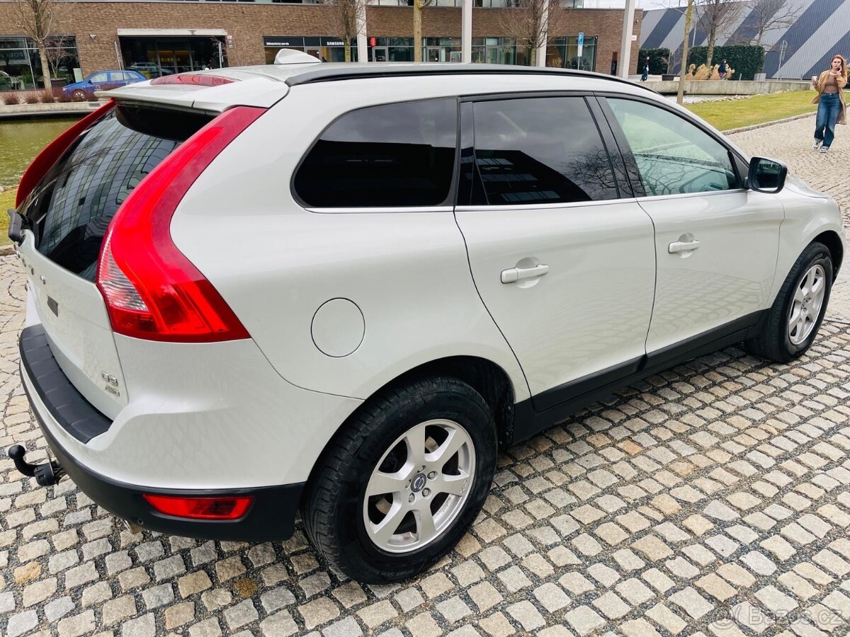 Volvo XC60 2.4D 5VÁLEC 120KW 4x4 MANUÁL NAVI KAMERA TAŽNÉ