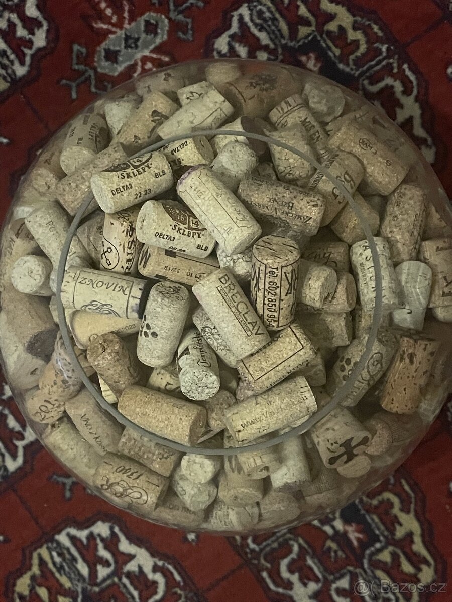 Korkove zatky od vina