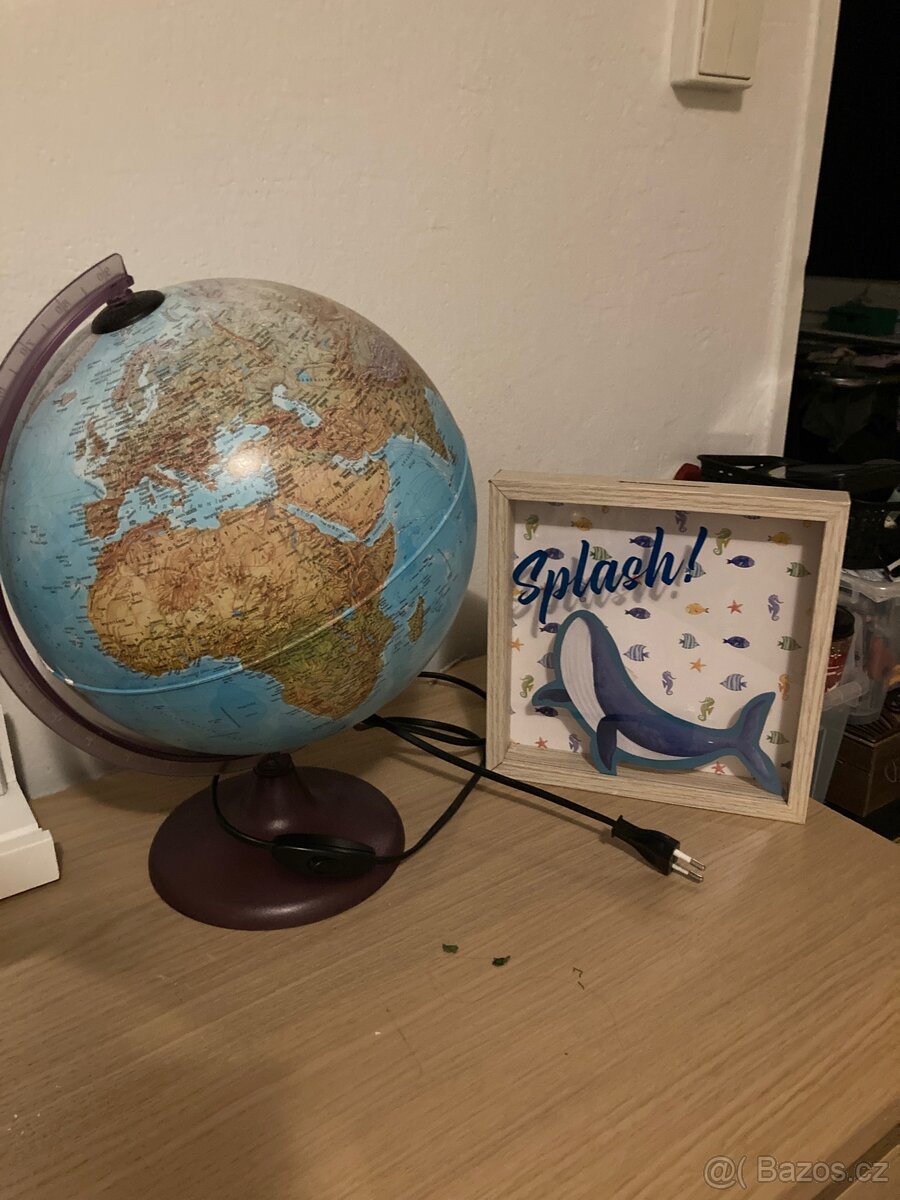 Svítící globus lampa