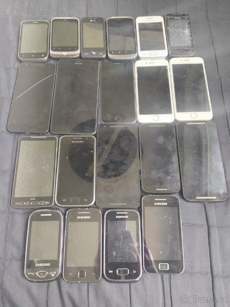 Mix 20ks Starší dotykové mobily pro sběratele