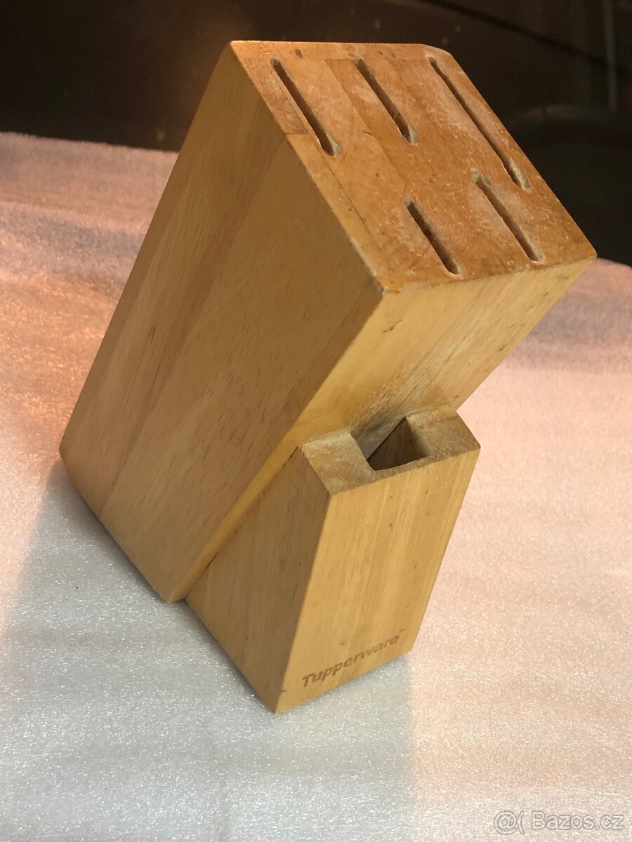 Dřevěný držák na nože tupperware