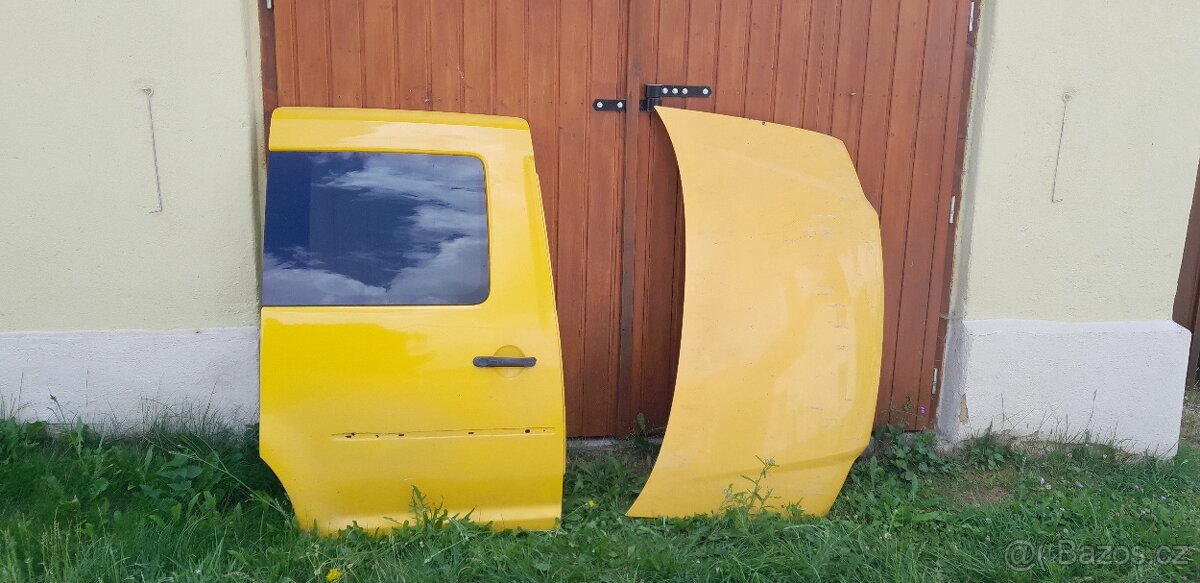 Kompletní levé šoupačky a přední kapota na Caddy III.