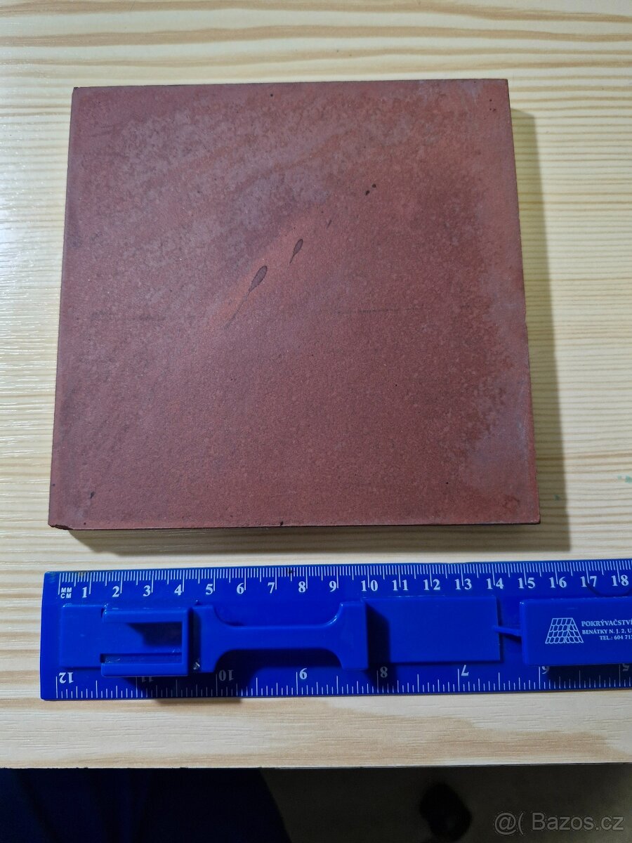 Starý obklad rozměry 15 x 15 cm, tloušťka 1,2 cm