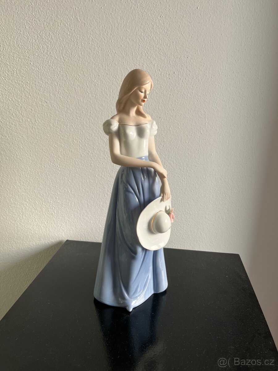 Porcelánová soška dívky