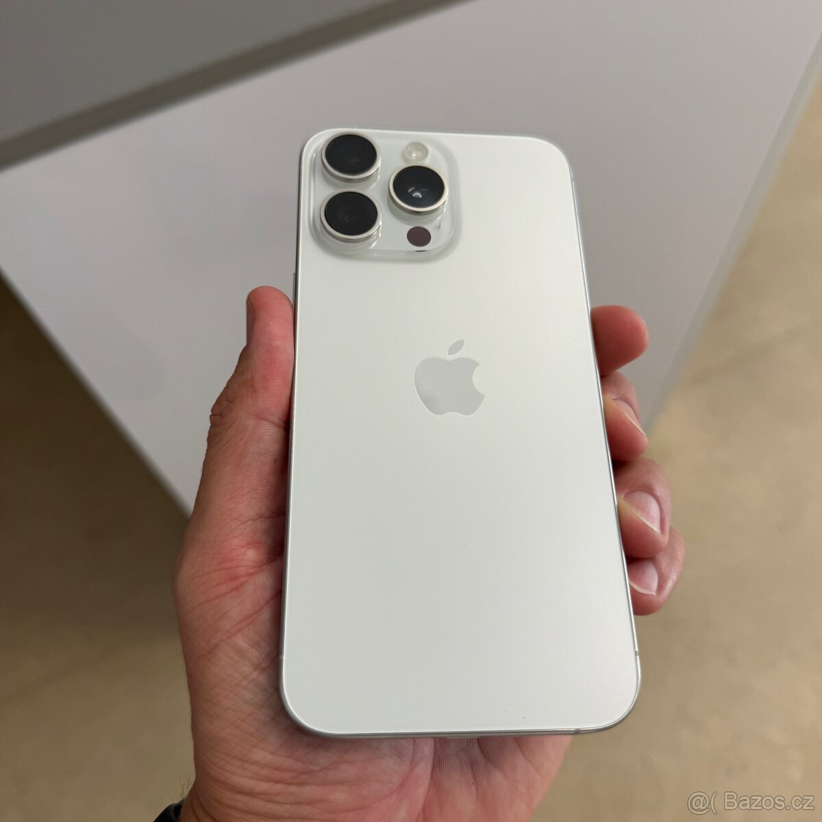 iPhone 15 Pro Max 256GB silver, pěkný stav, rok záruka