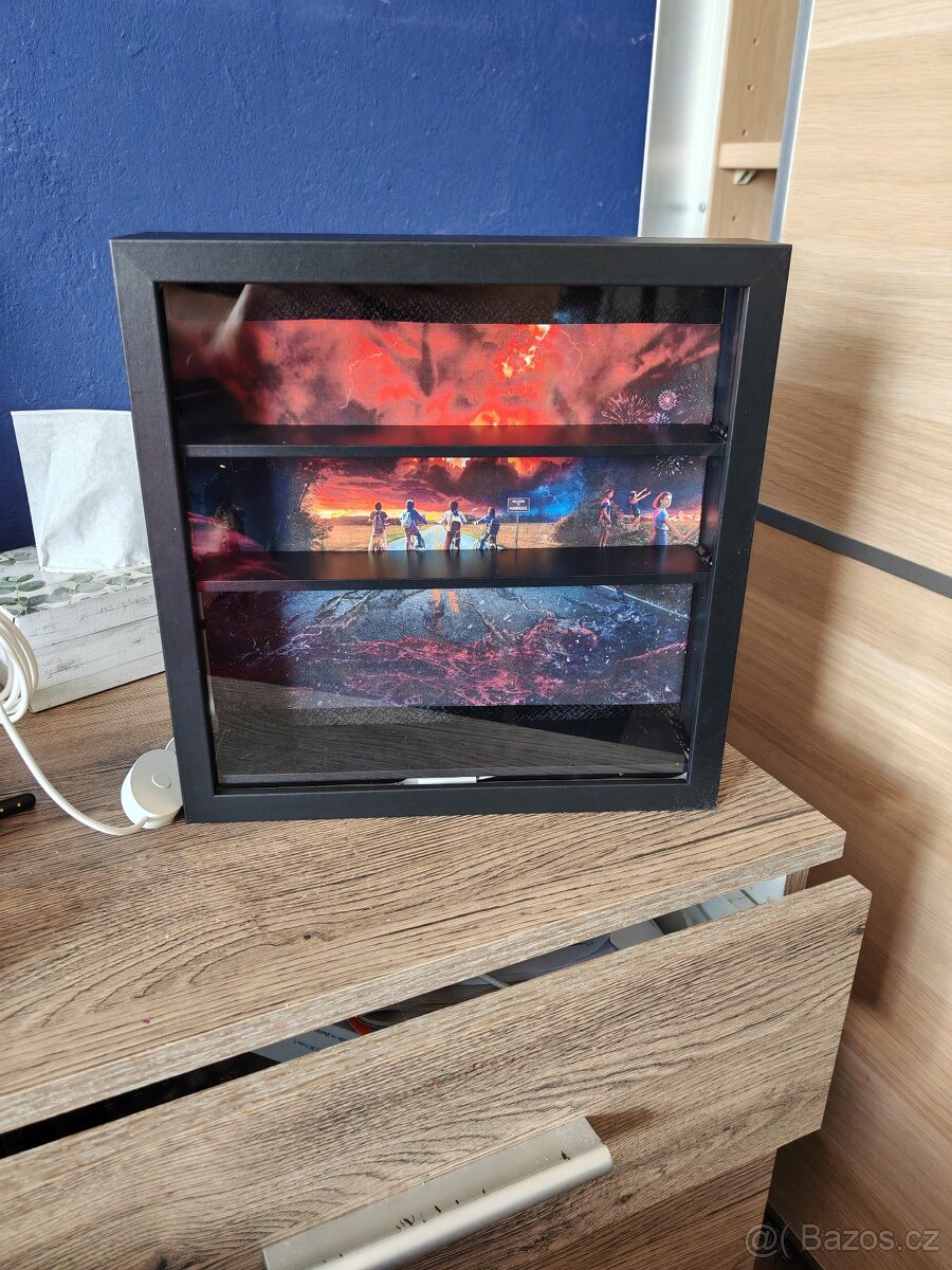 Sviticí vitrínka na figurky s Kinder Joy