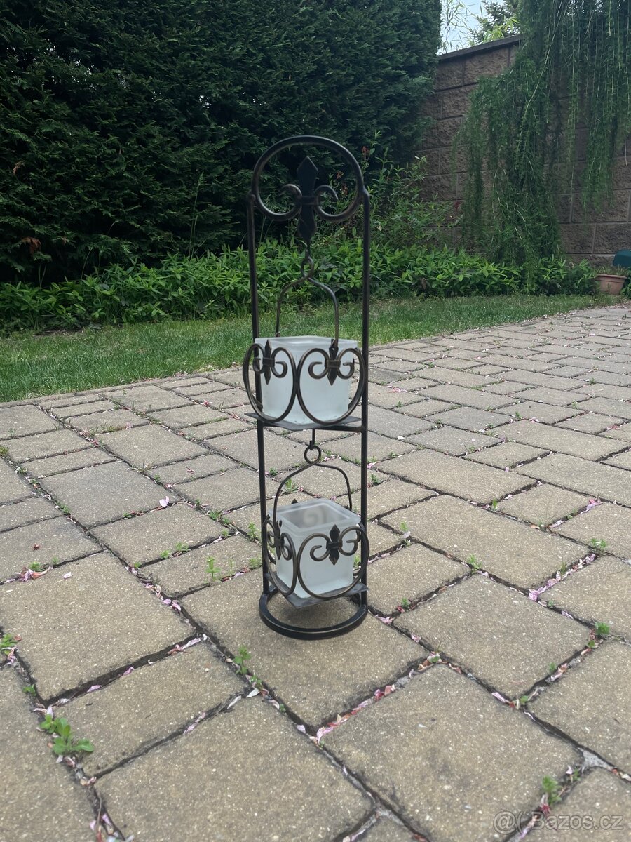 Kovový svícen na dvě svíčky