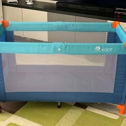 Petite&Mars Cestovní postýlka Koot, Modrá s letadlem