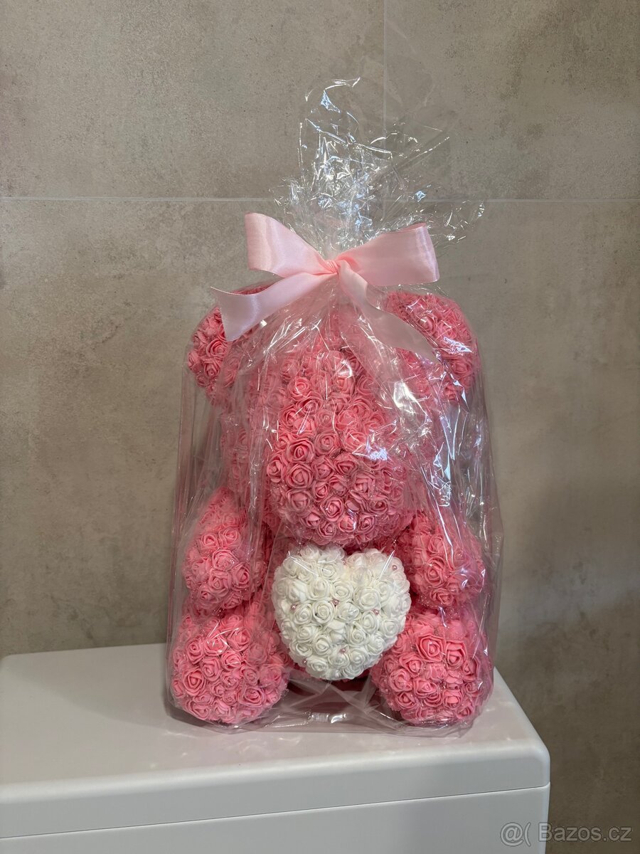 Medvídek velký z pěnových růží