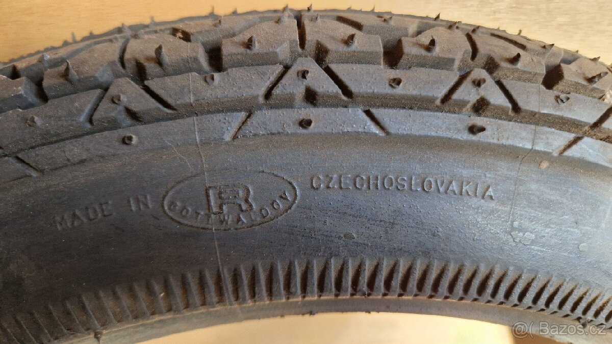 Originál pneu na Pionýra