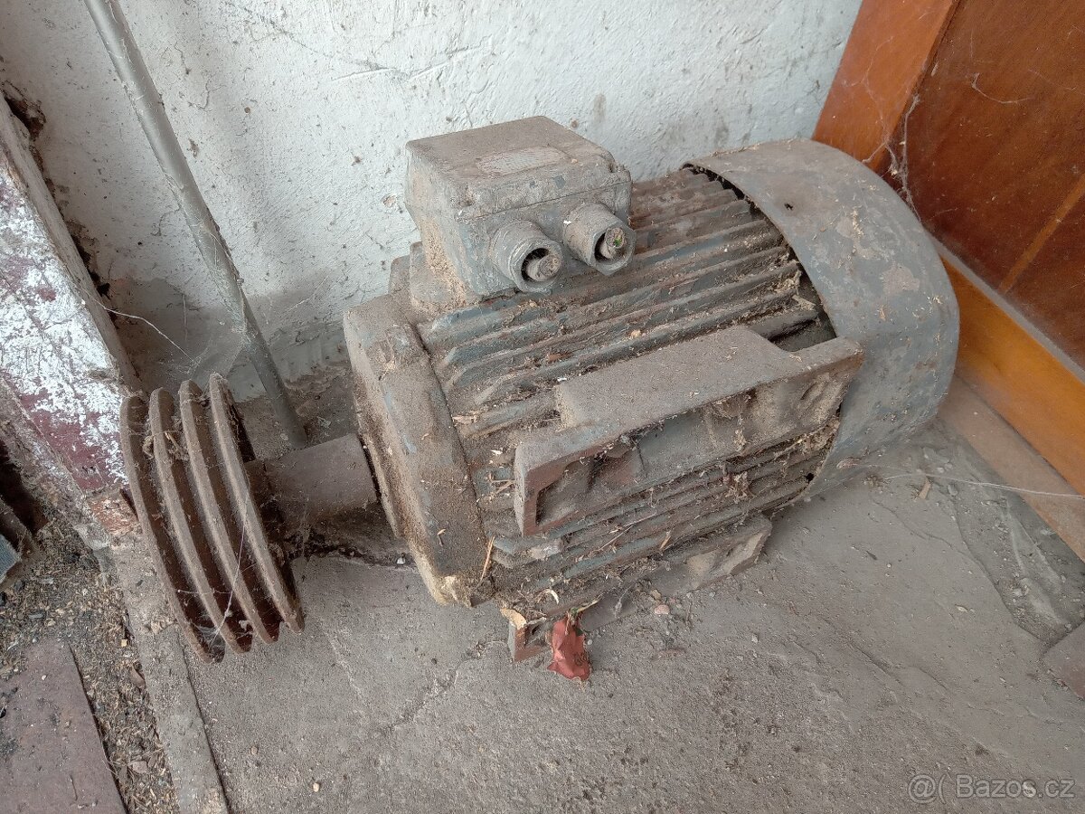Asynchronní motor